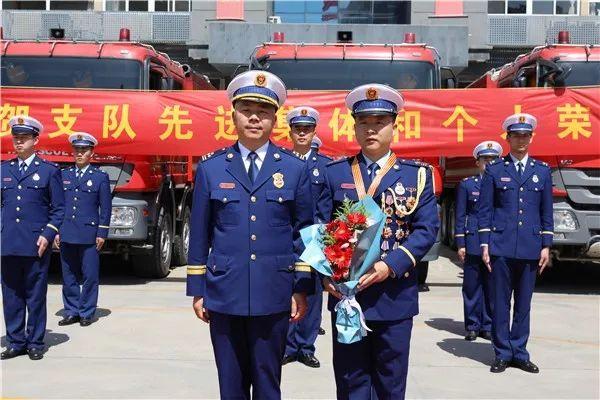 部汪洋副主任向"南京青年五四奖章"获奖集体特勤一中队军政主官马兵