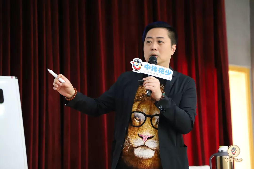 张震:配音演员,配音导演,小说演播家,曾在多部影视剧中为主要角色配音