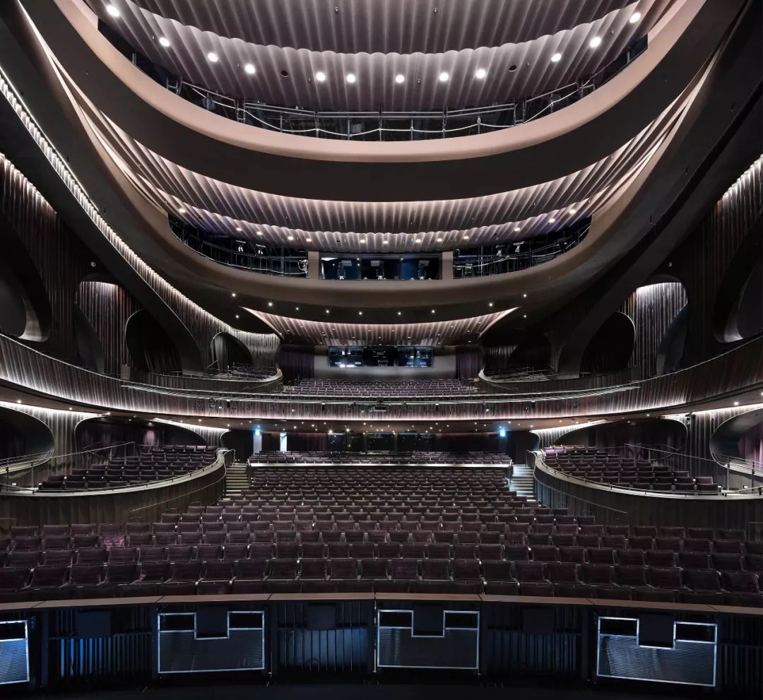 造价22亿的香港天价戏院,建成后却成了他的遗作