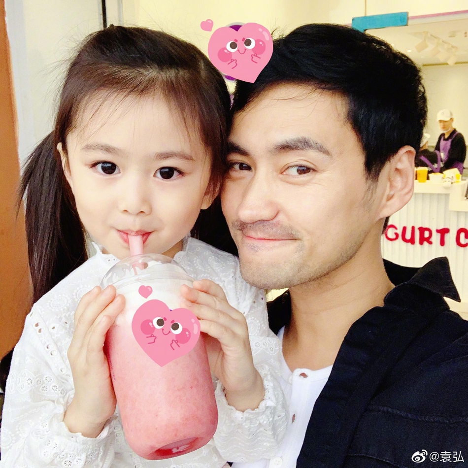 张与包贝尔女儿饺子的合照,以及一张袁弘怀抱儿子与金宝黄毓桐的合照