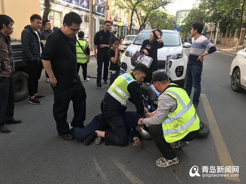 太猖獗!男子交警队门前飞车抢包 被民警当场抓获