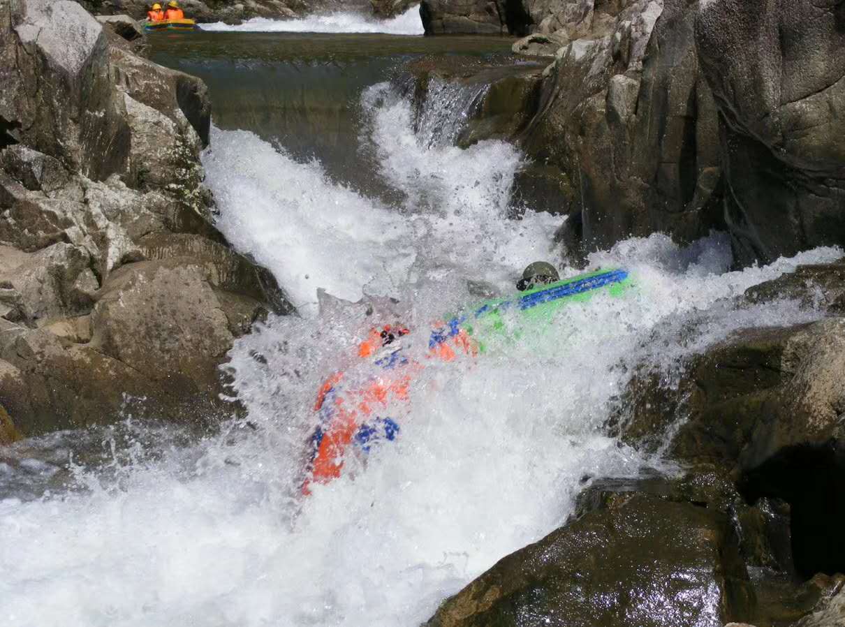 漂流之星南昆山川龙峡喜迎五一正式开漂跟着漂流君一起与浪共舞吧