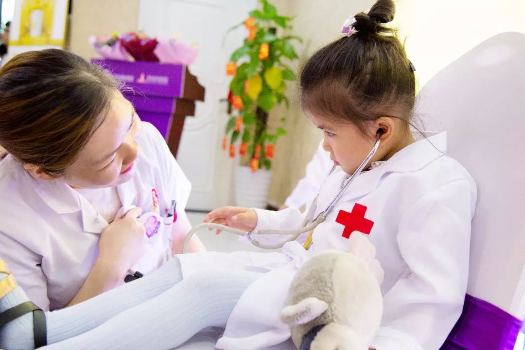 快乐职业体验,萌娃化身"小医生"!