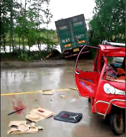 雨天路滑,宁远一货车撞上三轮车!_车祸