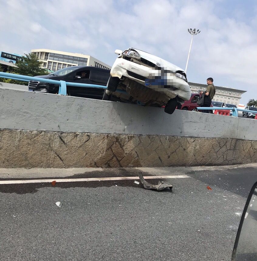 今早厦门一小车失控"飞"起!半个车身悬空!差点.