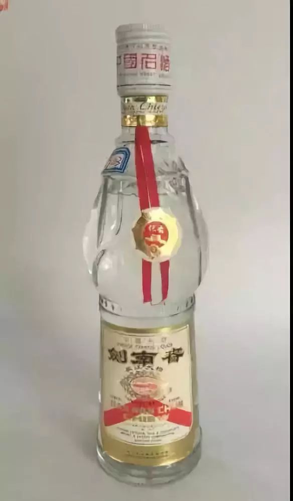 荟61喝华夏美酒地理之老酒鉴赏剑南春外观变迁图鉴