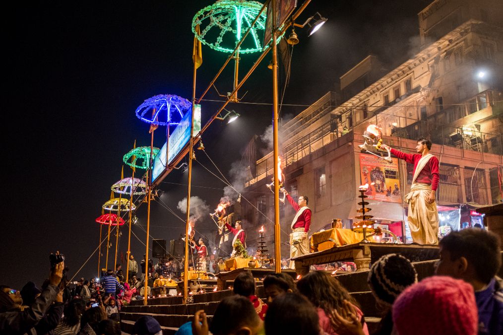 實拍印度恆河夜祭:延續千年的祭祀儀式,見證印度人對恆河的熱愛_瓦拉