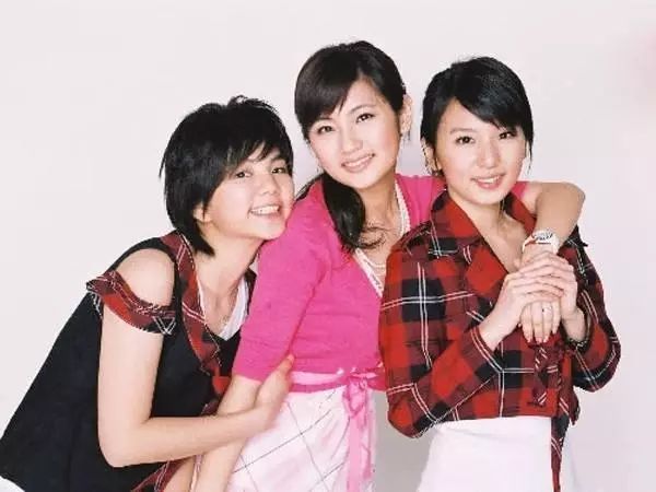 在she里,她被hebe和ella称为"老婆",无论什么时候,她都柔弱地引人保护