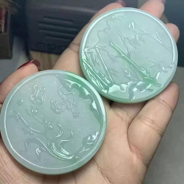 不愿冒风险买下翡翠片料,灯下色泽艳丽妖娆,套出镯子人人赞绝!