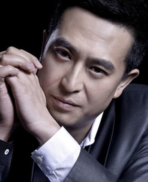 他20岁出道,跑了19年龙套,39岁才成名,娱乐圈的正派演员