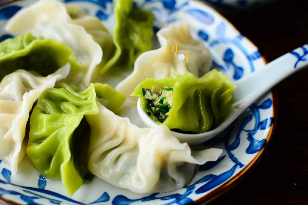 早餐在家做,这馅儿的饺子最香,双色水饺好看有食欲,一盘不够吃_韭菜