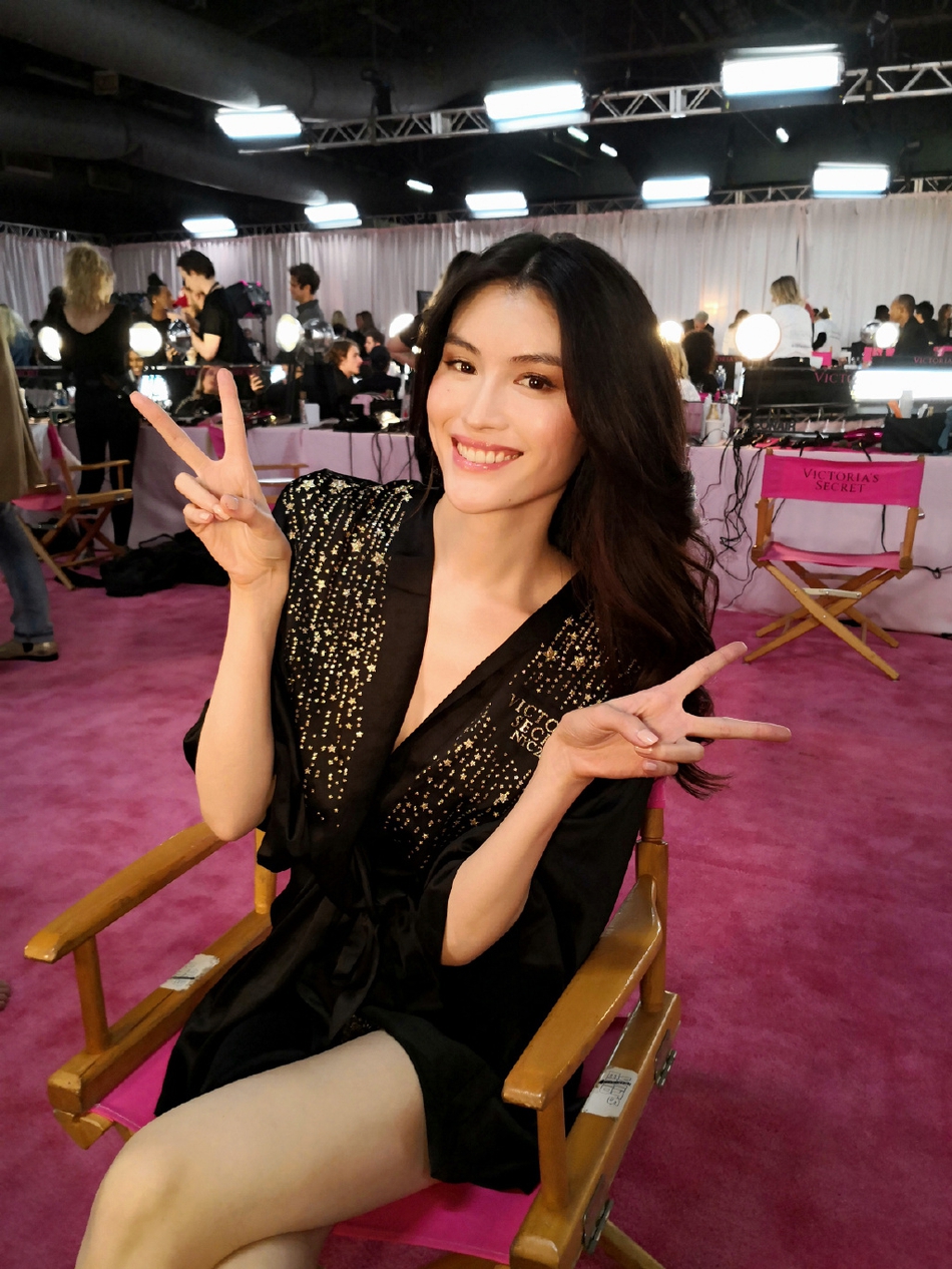 何穗公开回应恋情传闻"那是我爸",网友却用调侃来质疑