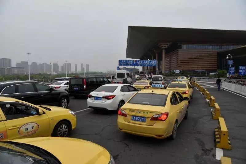 从5月1日起南京市南京站,南京南站,禄口机场等落客平台将禁止市民在此