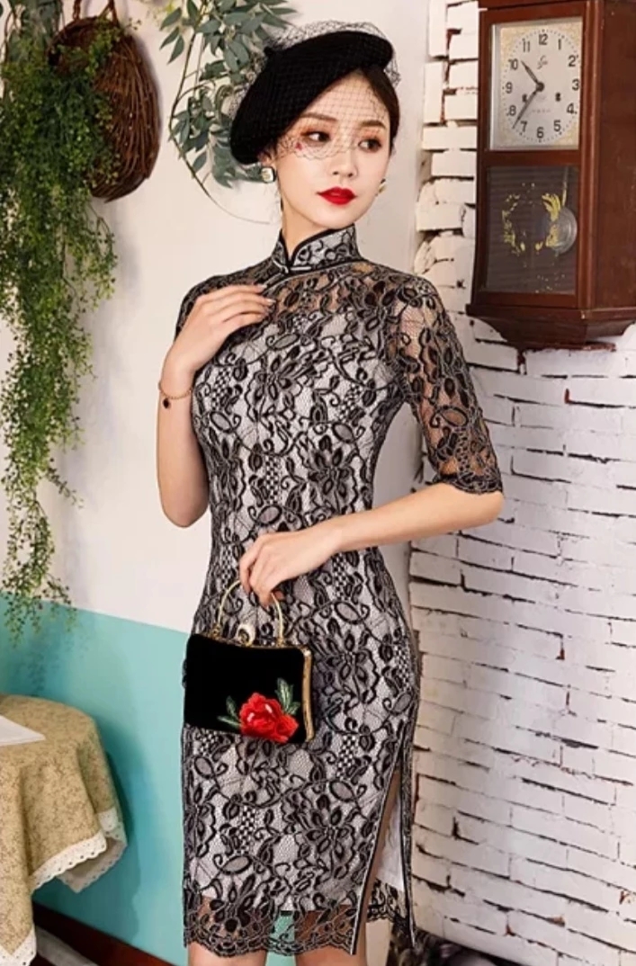 的莫过于用黑色的真空蕾丝面料与旗袍融为一体,制成那很性感的透视装