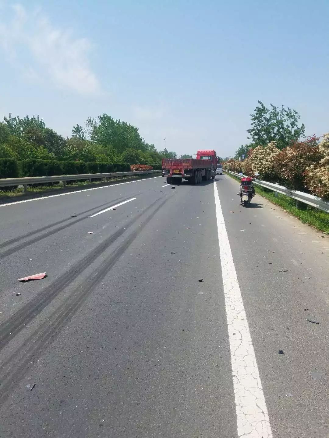 327省道上发生车祸,现场一片狼藉.