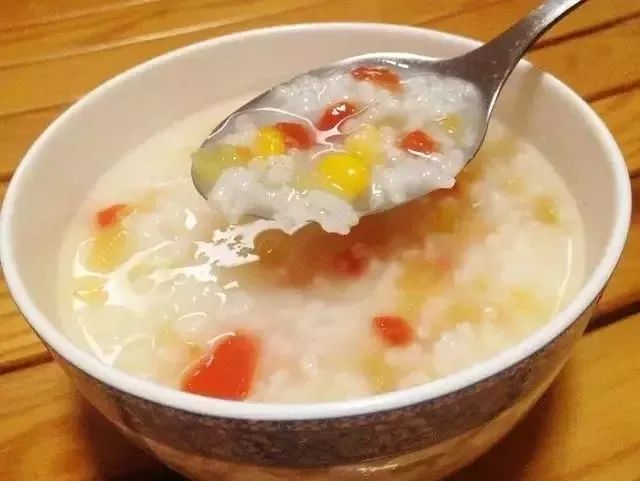 将蜂蜜,葡萄干放入碗中,倒入略微晾凉的粥,拌匀即可.1.