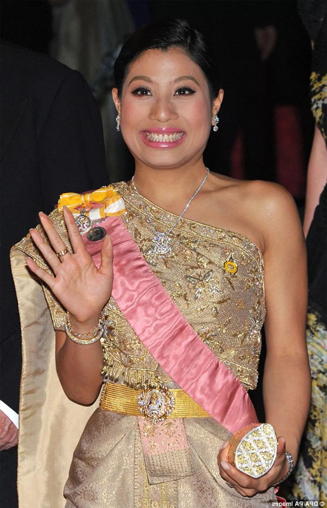 泰国67岁国王加冕,佩戴近15斤王冠,小女儿忍不住拿手机拍爸爸