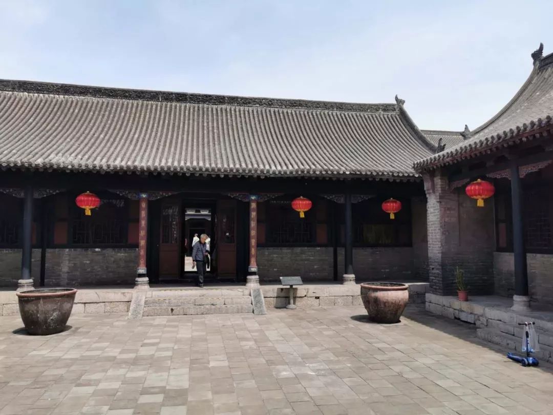 5公里的蒋村镇西蒋村,为清末头品顶戴两广巡抚马丕瑶的故居.
