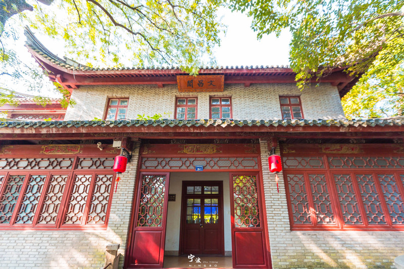 穿过城门走上台阶,就能看到文昌阁,这里是蒋介石的私人别墅和藏书楼.