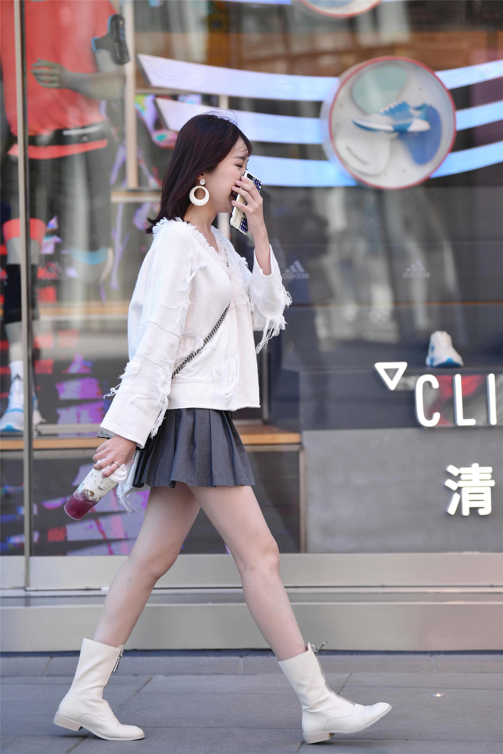 百褶裙搭配短靴初夏的邻家女孩笑起来很甜美