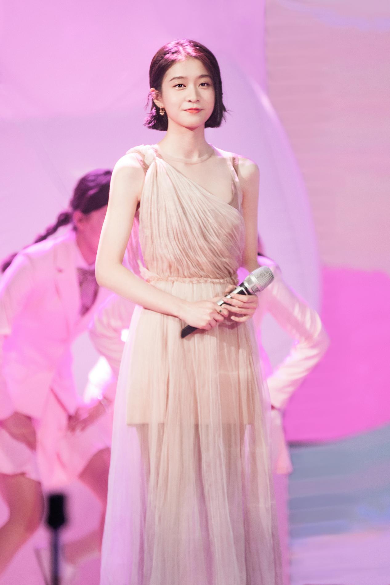 杨紫简约造型现身五四晚会!和宋祖儿对比各有千秋