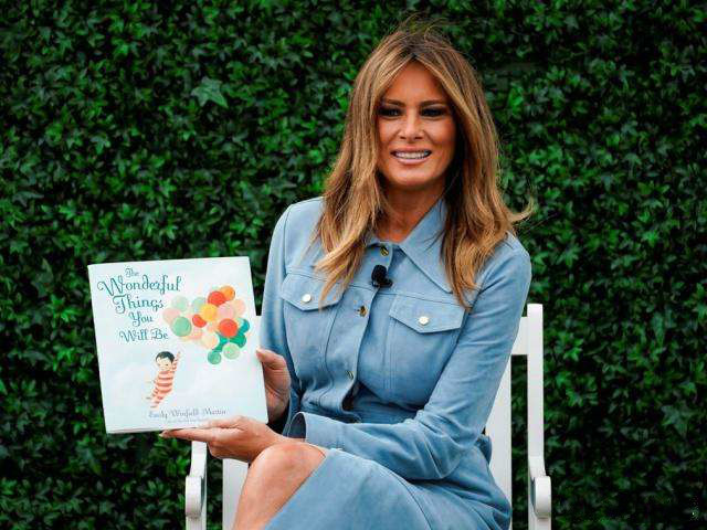 美国第一夫人梅拉尼娅穿1万3绿裙气质又高级49岁依旧超模身材