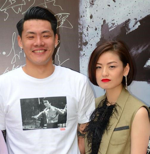 王大雷上演精彩扑救与妻子恩爱甜蜜儿女双全家庭幸福