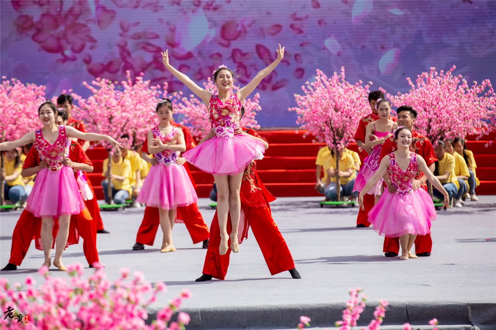 兰州仁寿山桃花节上线,为什么在仁寿山是庆祝祖国华诞最佳地方呢_舞台