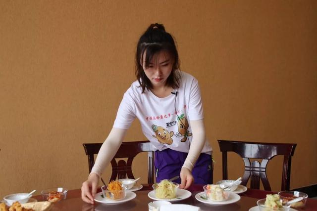 今天我替班齐鲁频道主持人冬雪农田里刨土豆做12道土豆宴