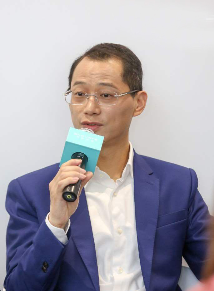 首席营销官向东平与天际汽车首席财务官陈晓斌接受《芥末汽车》的采访