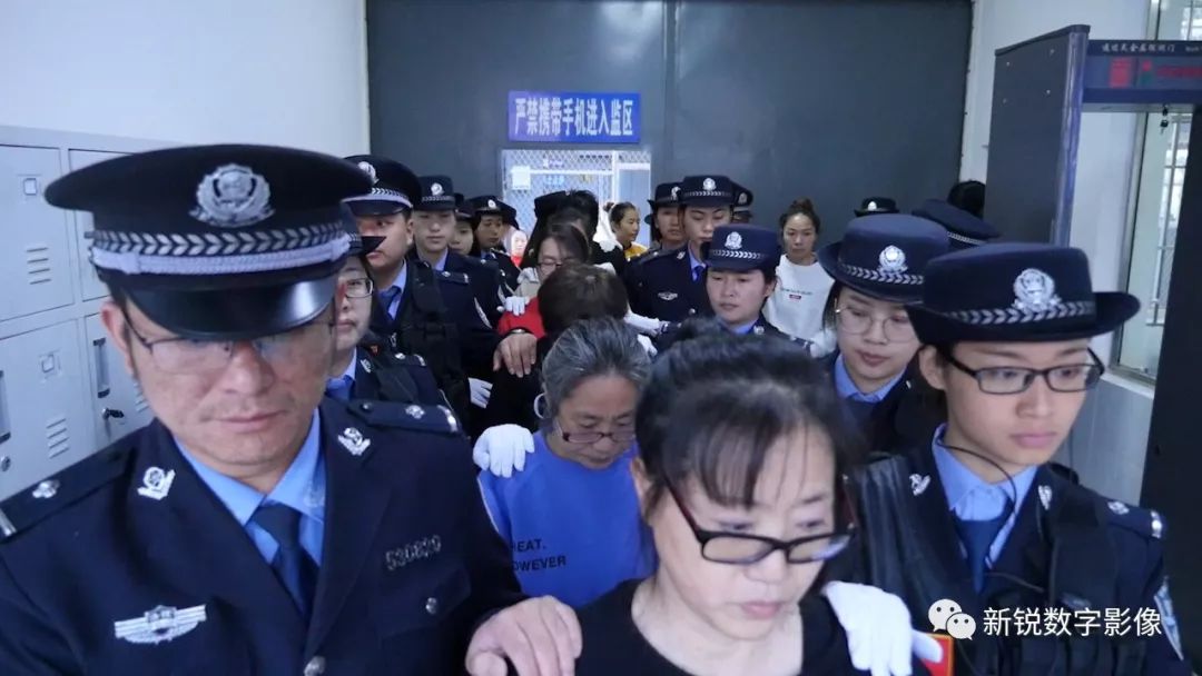 近期,大理州弥渡县人民法院刑事审判庭开庭审理被告人邓某某等68人