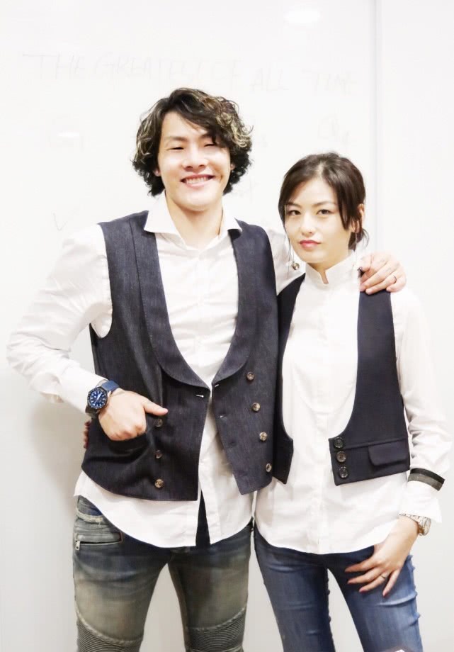 王大雷上演精彩扑救与妻子恩爱甜蜜儿女双全家庭幸福