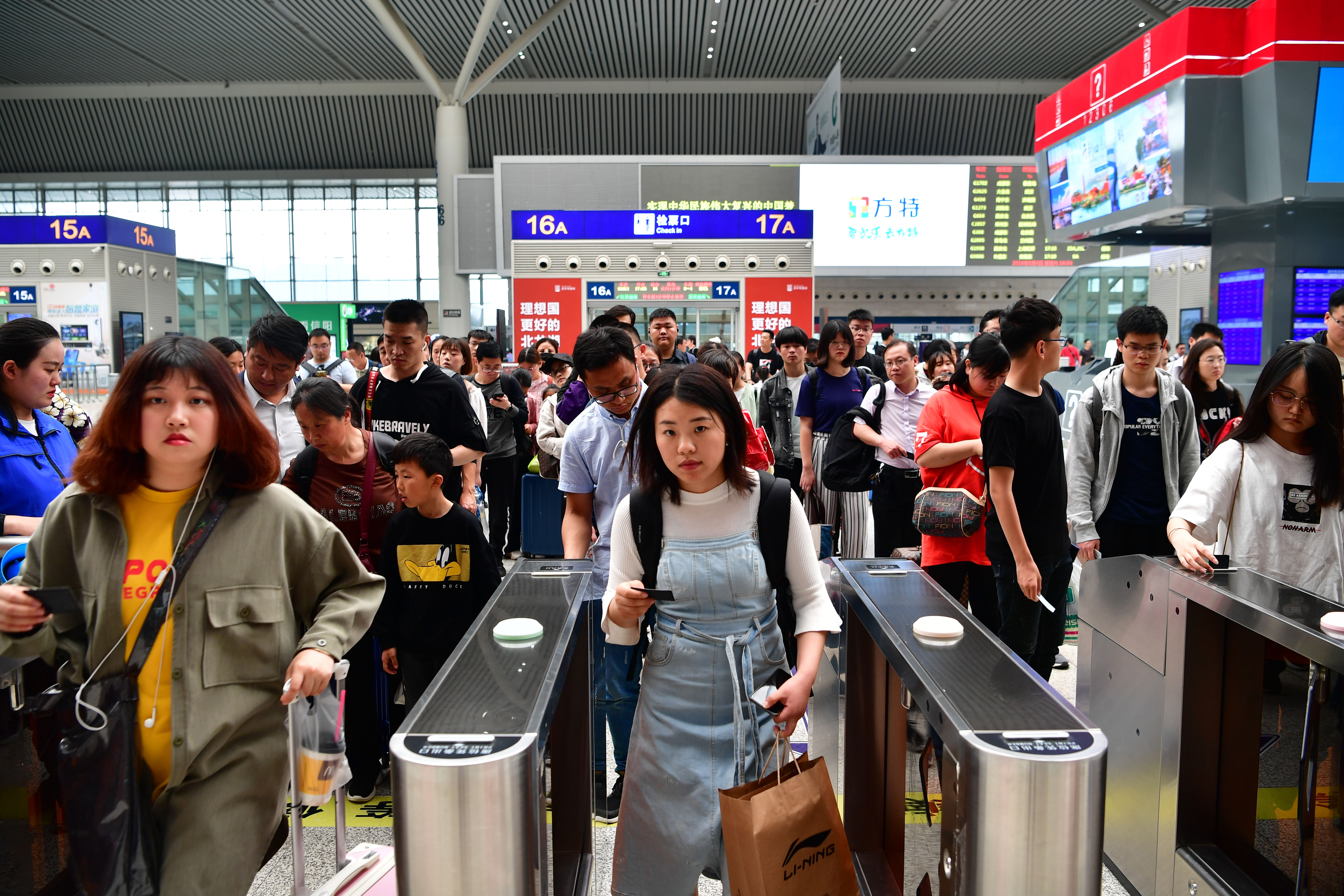 郑州东站检票口图片图片