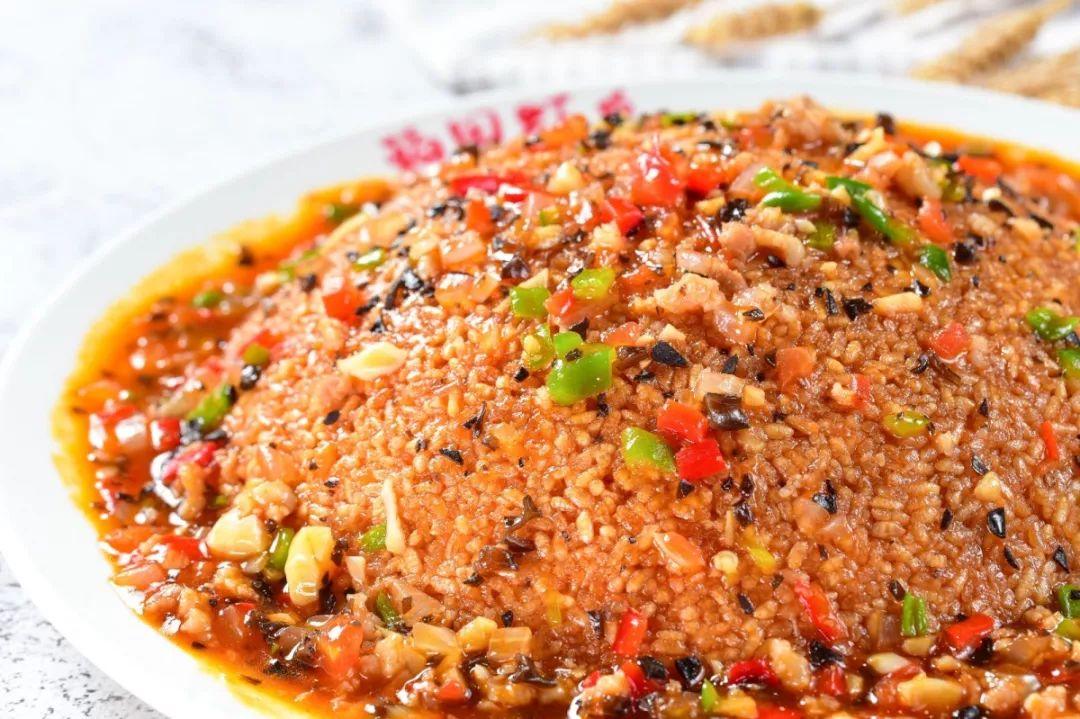 里面是空心的锅巴,蘸上汁吃 焦香味十足!