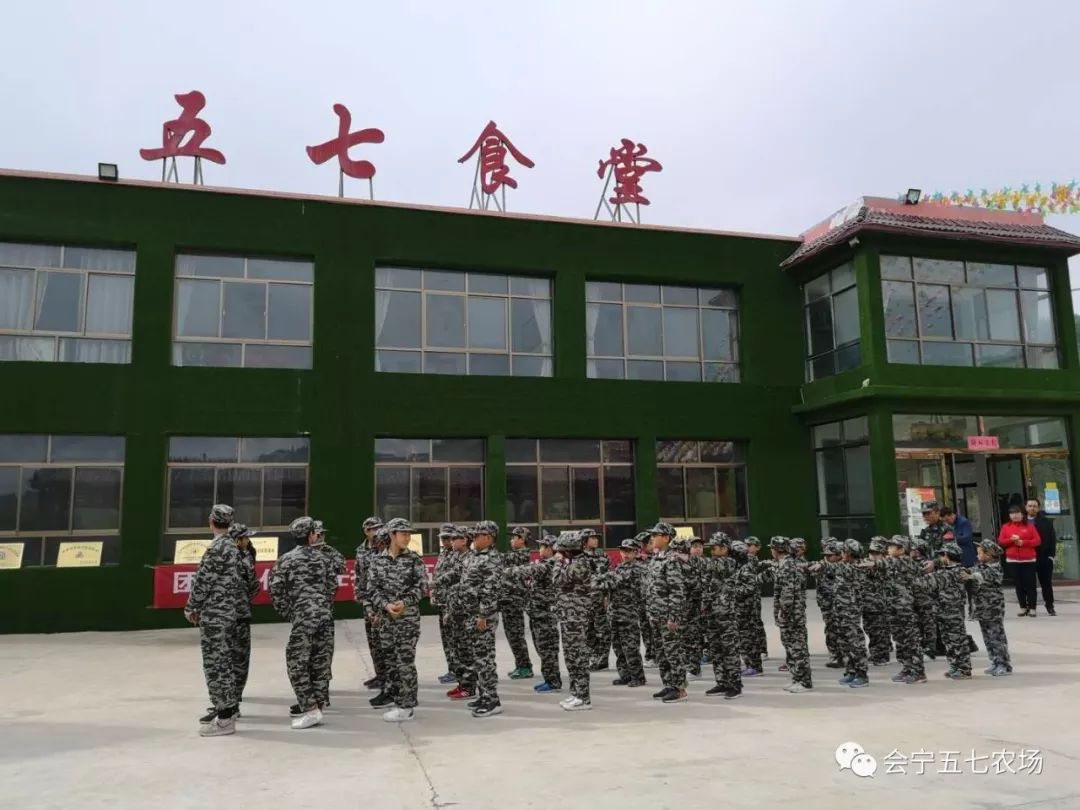 点赞一群英姿飒爽的小军人在五七农场苦练基本功