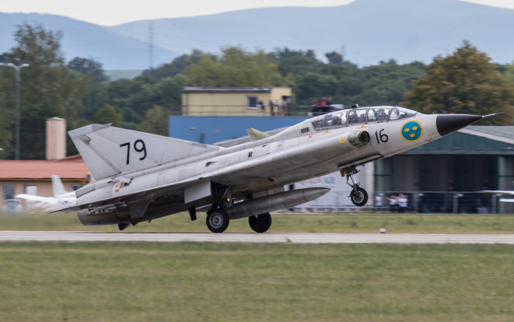 1/ 12 saab-35"龙"战斗机是世界上首次运用双三角形机翼布局设计的