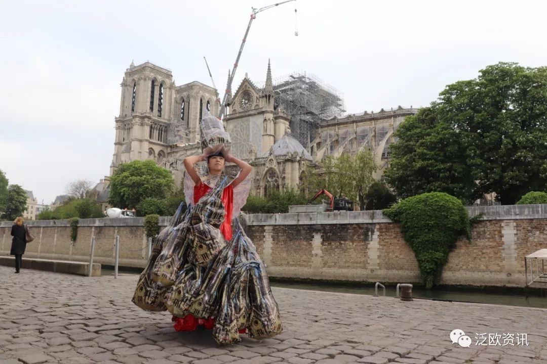 原创艺术36个心痛的塔尖中国行为艺术家孔宁巴黎圣母院前祈求世界平安