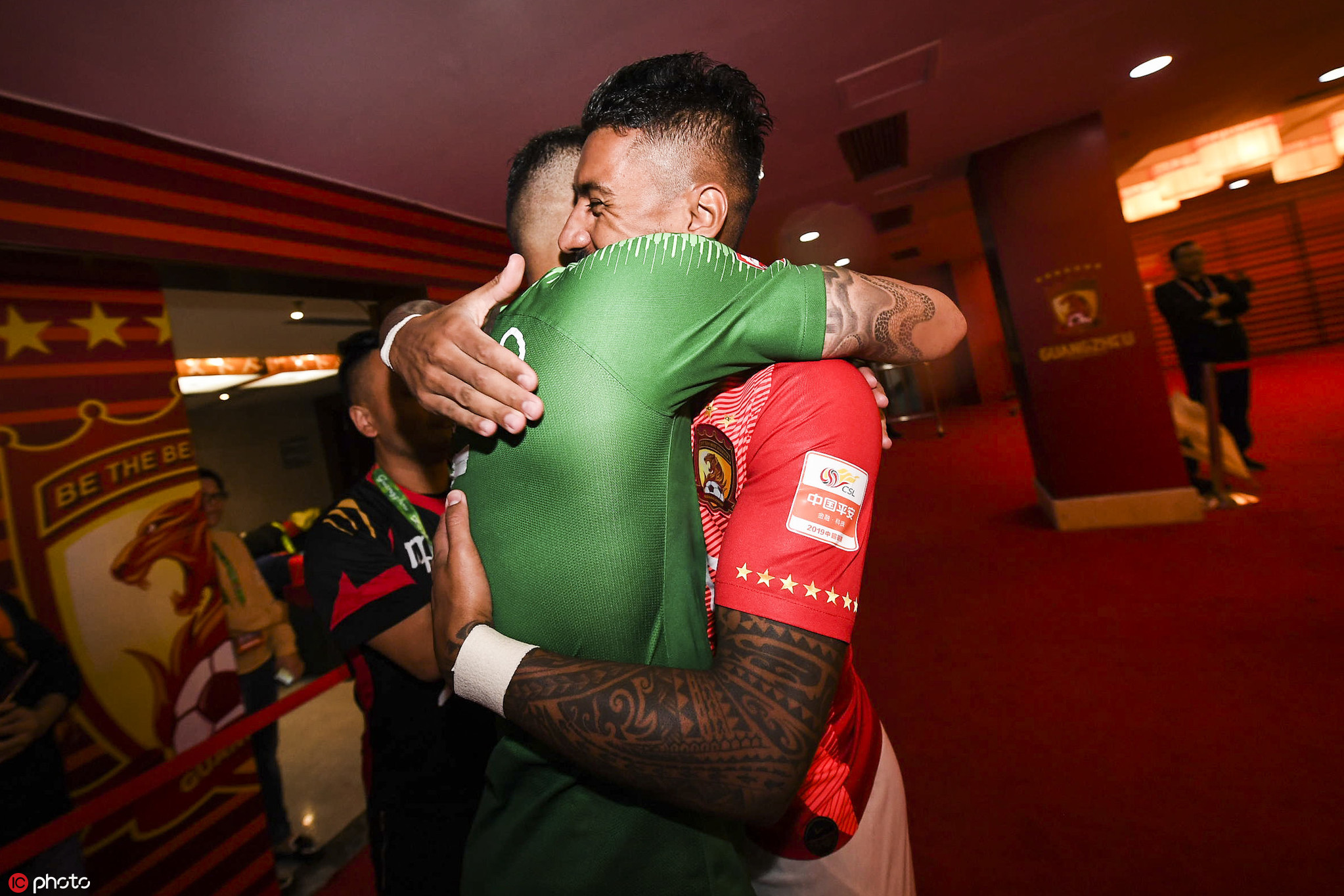 赛前双方球员通道内双方寒暄,三名巴西老乡见面分外亲热