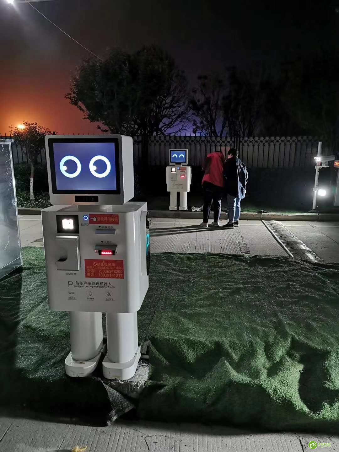 智慧停车机器人入驻最大的景区停车场云台山