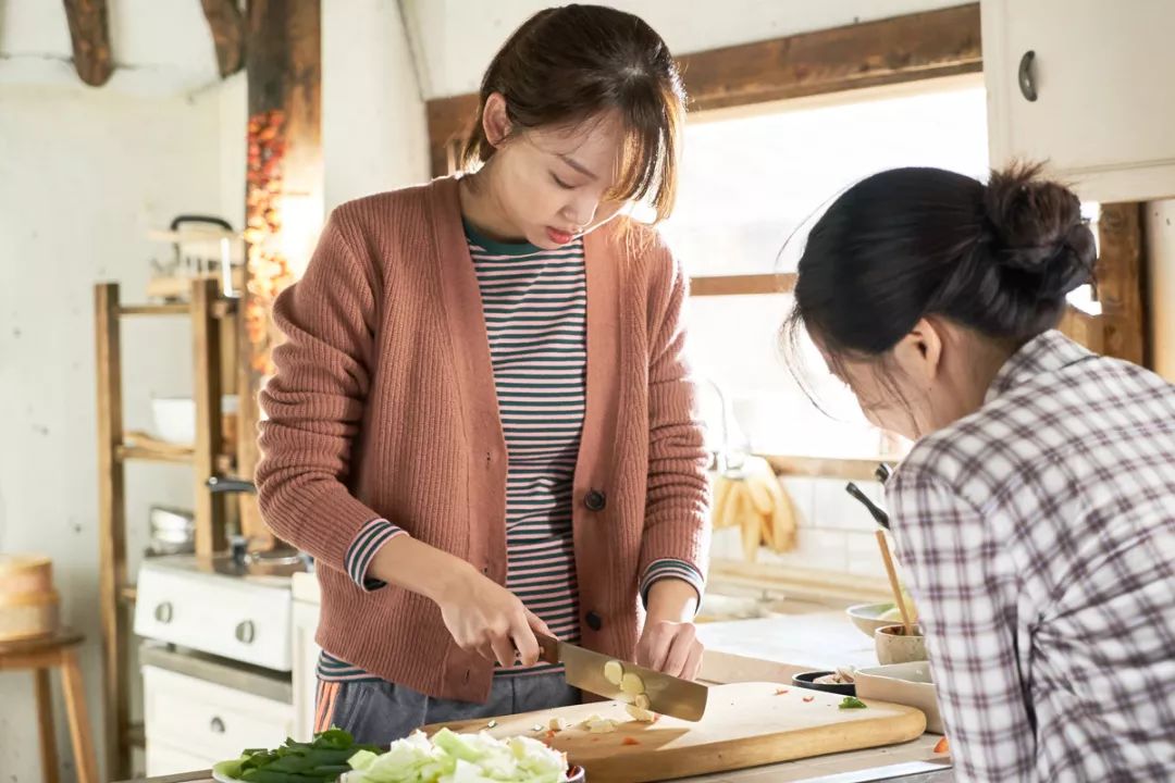 别把孩子,当作小孩子 前不久,咪蒙离婚上了热搜,很多人攀手