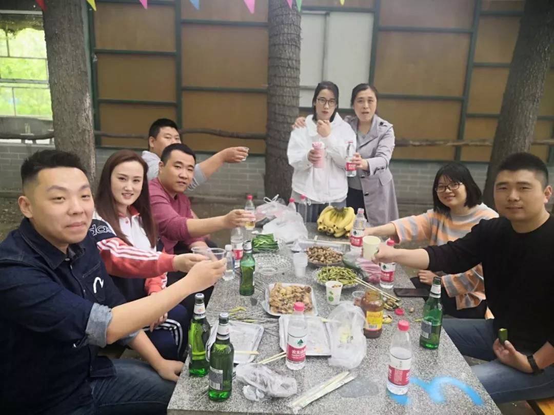 活力烧烤趴—景云金融全体员工相聚鹊华烟雨进行户外烧烤活动!