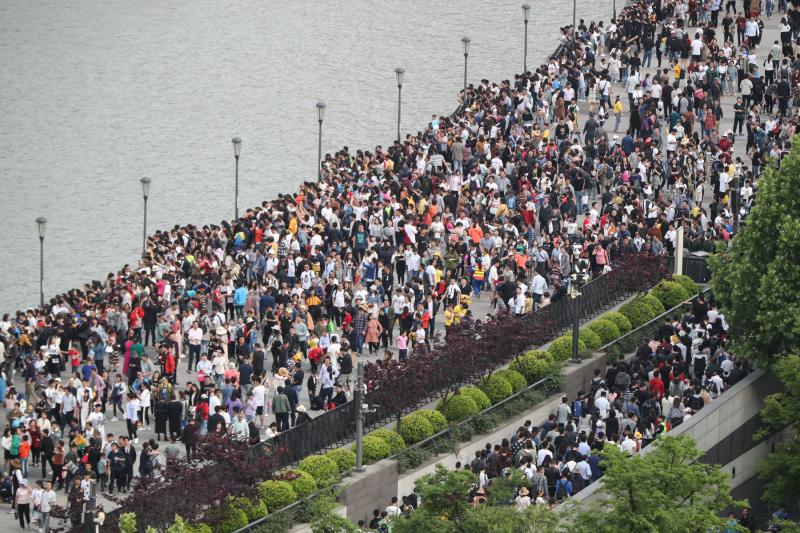 看看五一上海各景區的密集客流南京路步行街又現拉鍊式過馬路