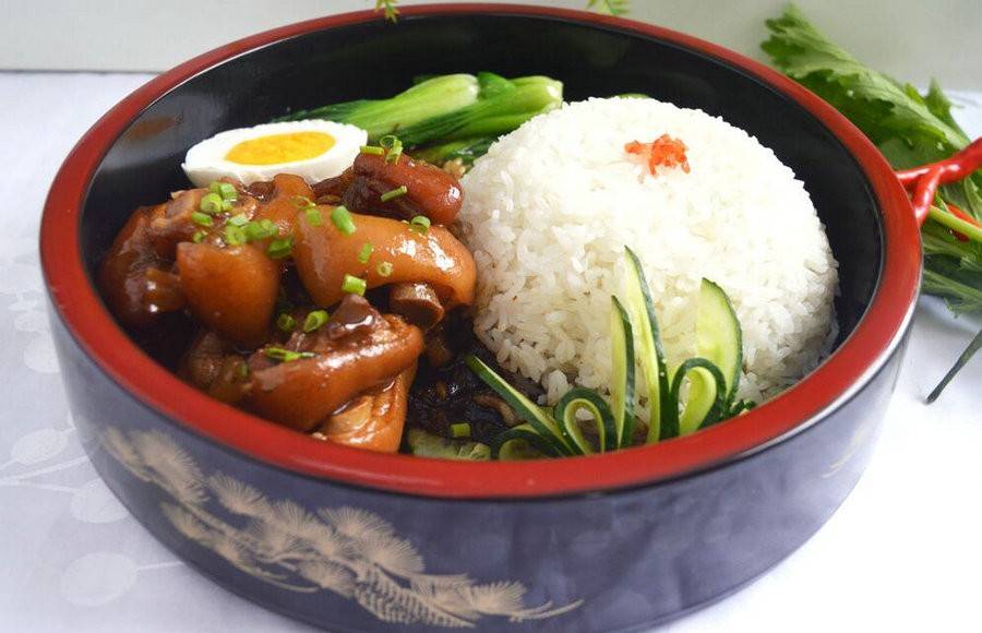 海南猪脚饭,是将烹饪好的猪脚切块,用特制的卤酱涮上一遍后,配上一碗