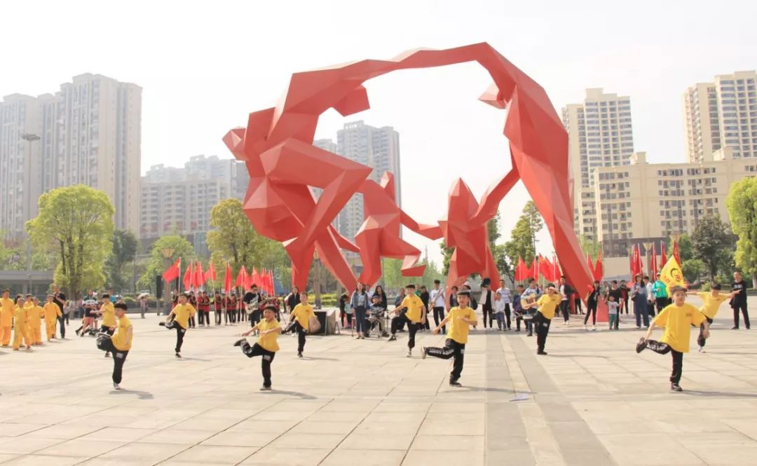 青春永放光芒武胜人民广场快闪向祖国献礼