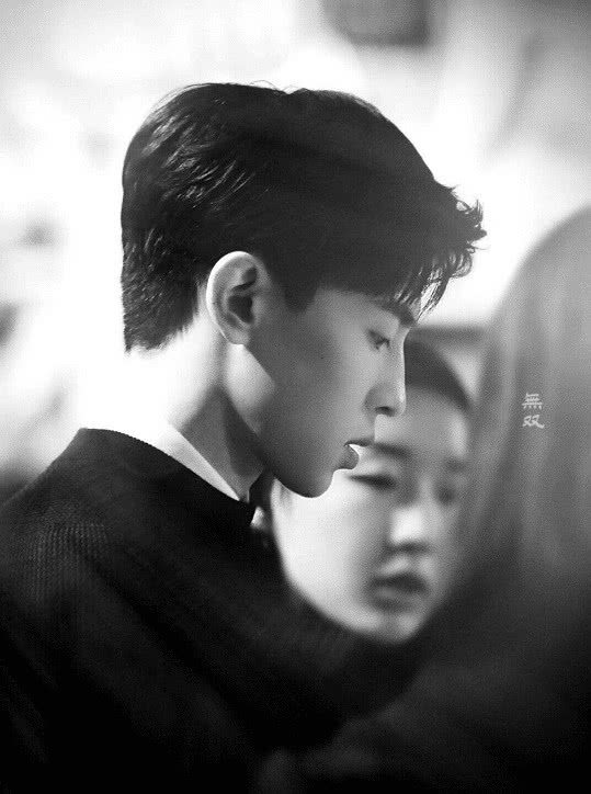 又一新综艺官宣嘉宾背影,灯芯一眼认出了邓伦?网友:超级期待!