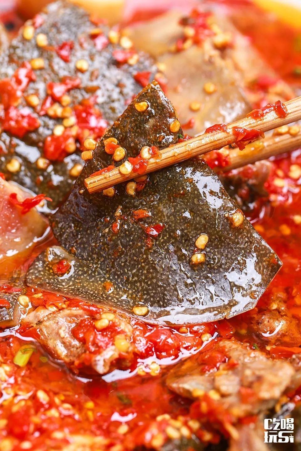 吸满了汤汁的水鱼和软糯的芋头带着剁椒的酱香味钻进食客的心里勾引着