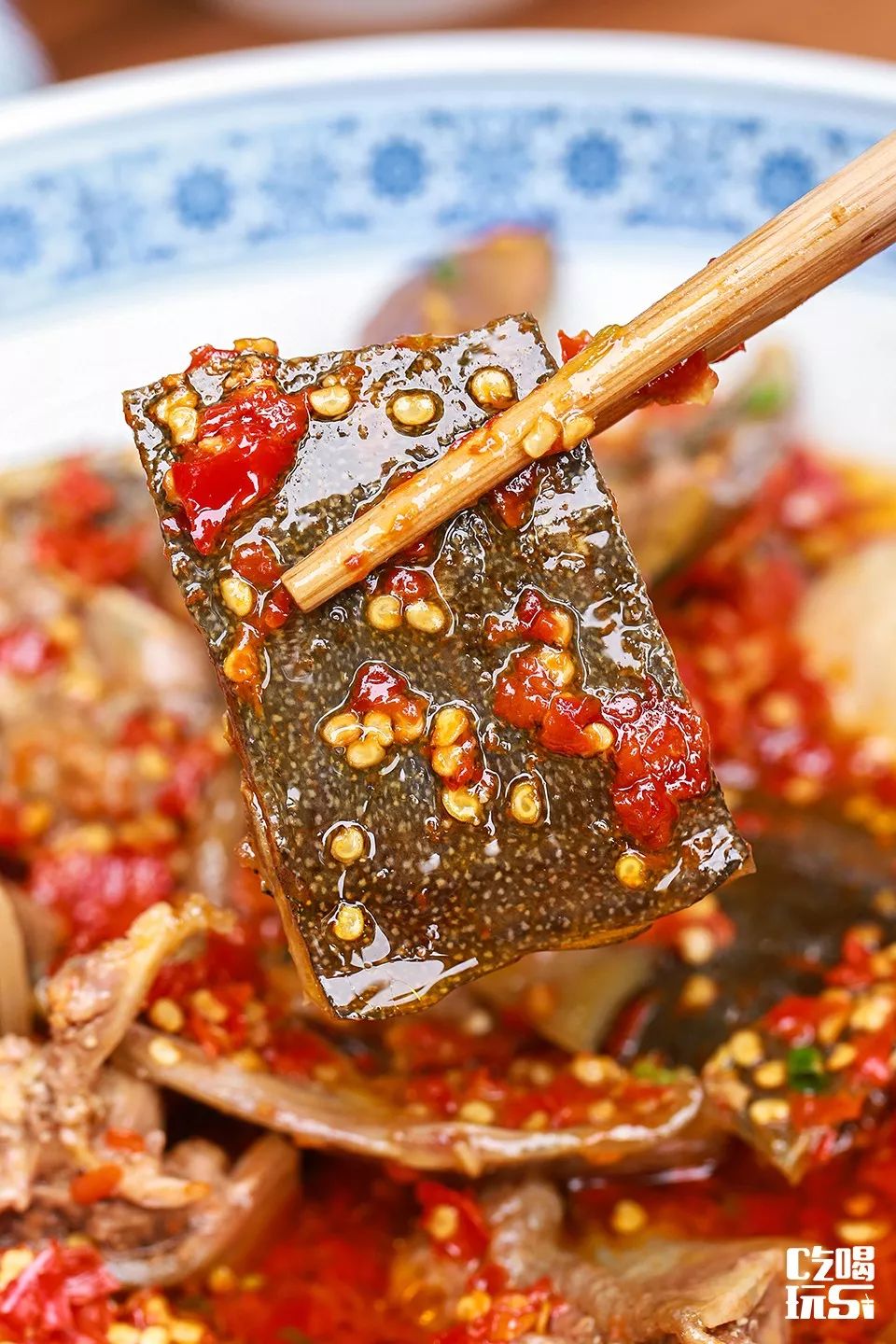 吸满了汤汁的水鱼和软糯的芋头带着剁椒的酱香味钻进食客的心里勾引着