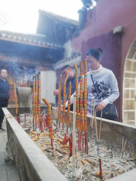 庙里香火很旺!无论来自哪里的朋友都会在这里求上一炷香.