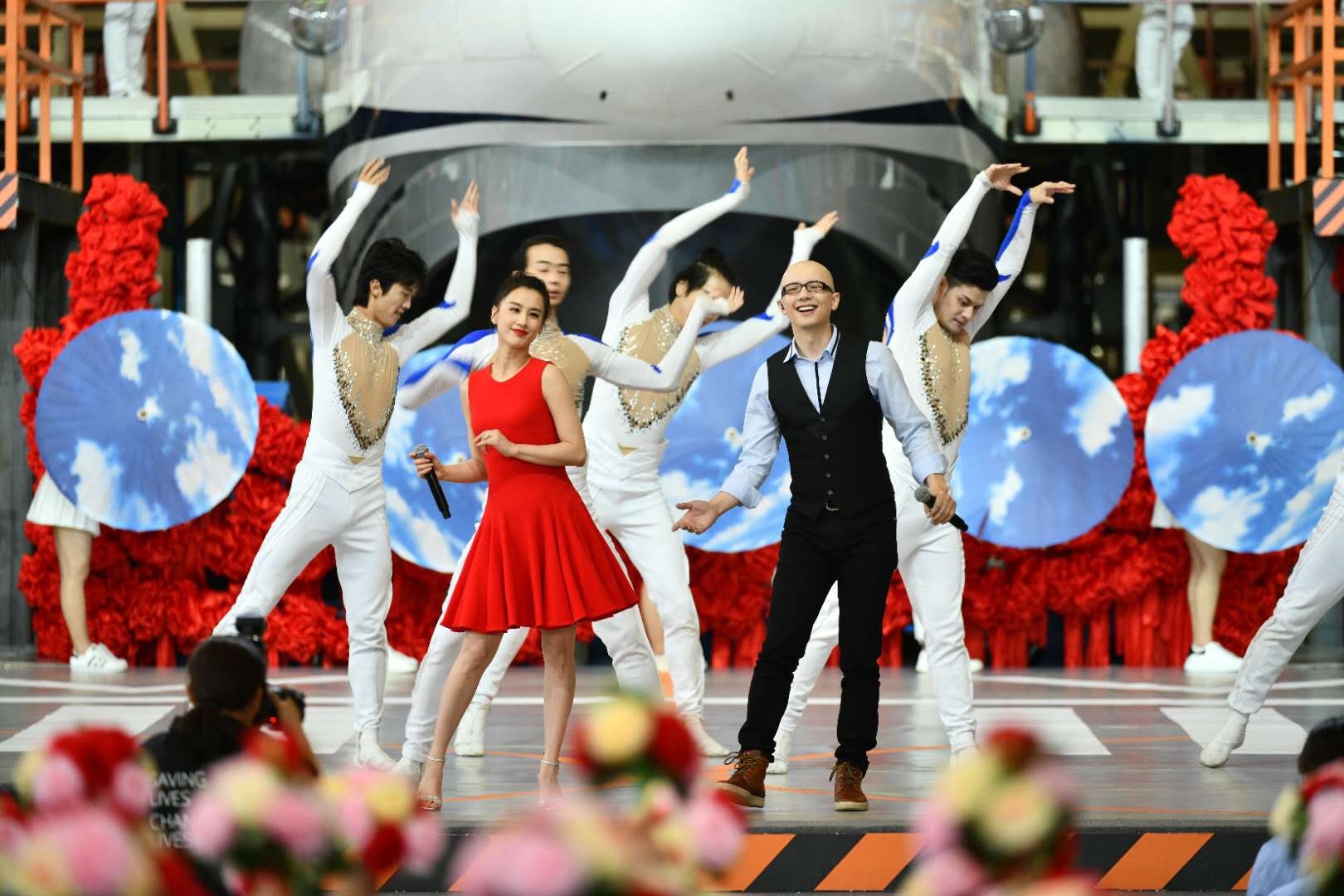 强势刷屏!平安再登新闻联播 央视五一晚会再唱《乘风破浪》