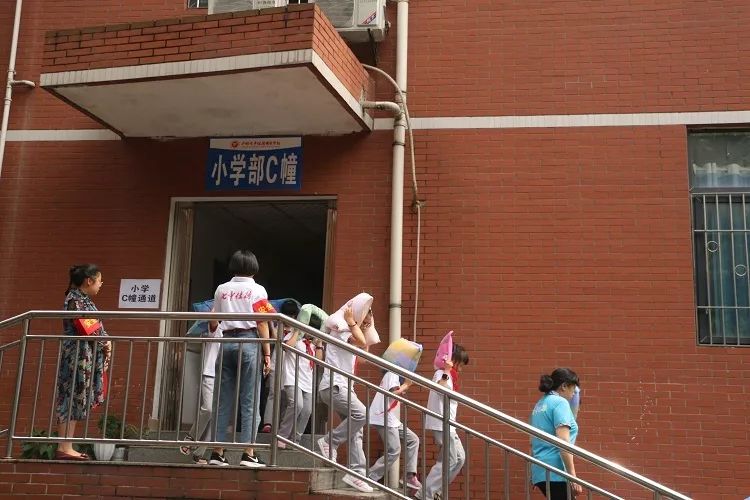 泸州七中佳德学校小学部学生公寓楼防震安全应急疏散演练